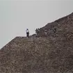 Momento exacto en que sujeto dispara contra turistas desde la Pir&aacute;mide de la Luna en Teotihuac&aacute;n