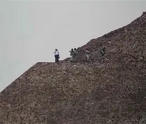 Momento exacto en que sujeto dispara contra turistas desde la Pir&aacute;mide de la Luna en Teotihuac&aacute;n