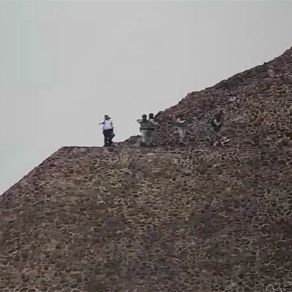 Momento exacto en que sujeto dispara contra turistas desde la Pir&aacute;mide de la Luna en Teotihuac&aacute;n