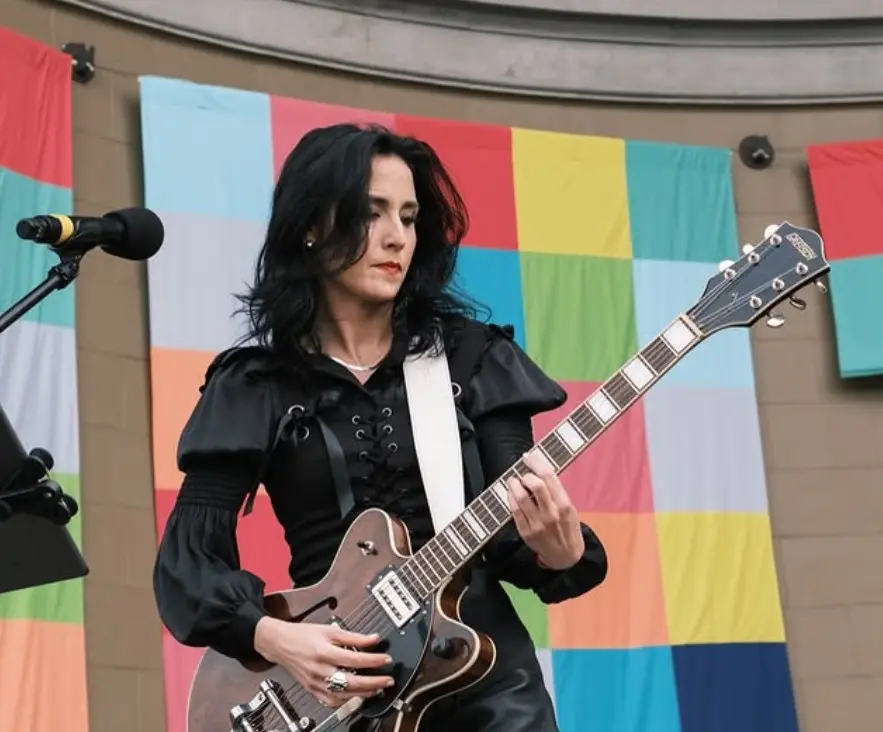 El estilo de su música ha sido descrito como una mezcla de goth-pop con influencias de baladas francesas, elementos teatrales y una atmósfera oscura que la distingue dentro de la escena alternativa.