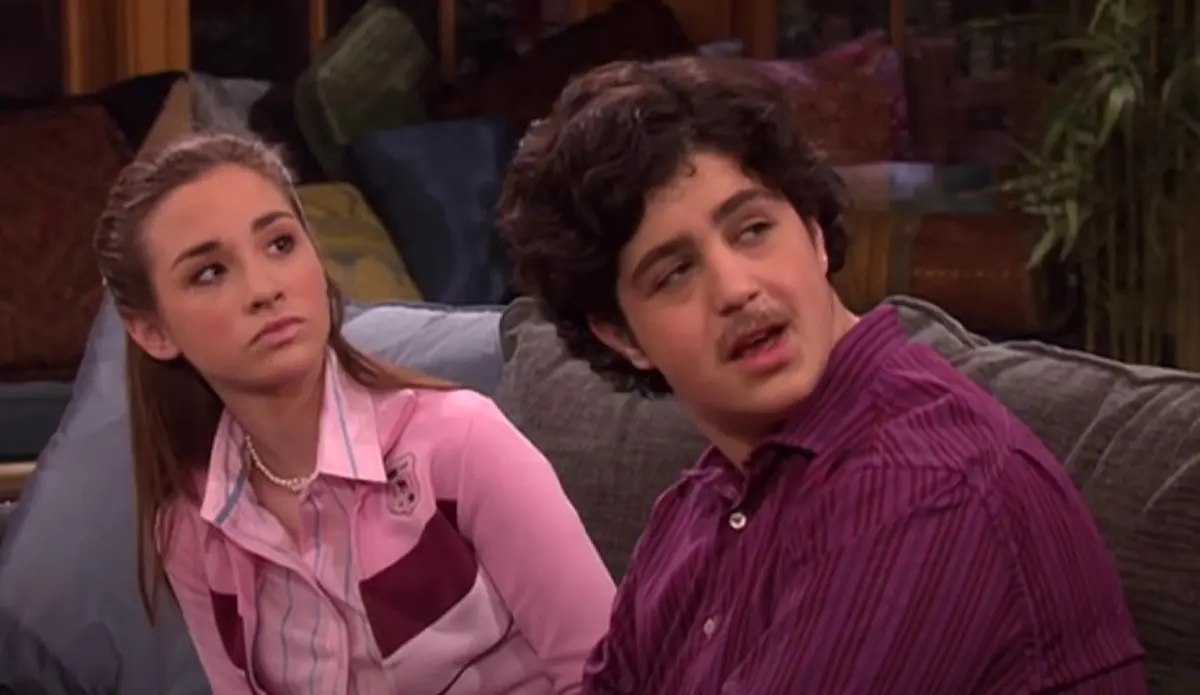 La dinámica entre Mindy y Josh evolucionó gradualmente, pasando de una rivalidad constante a una relación sentimental.