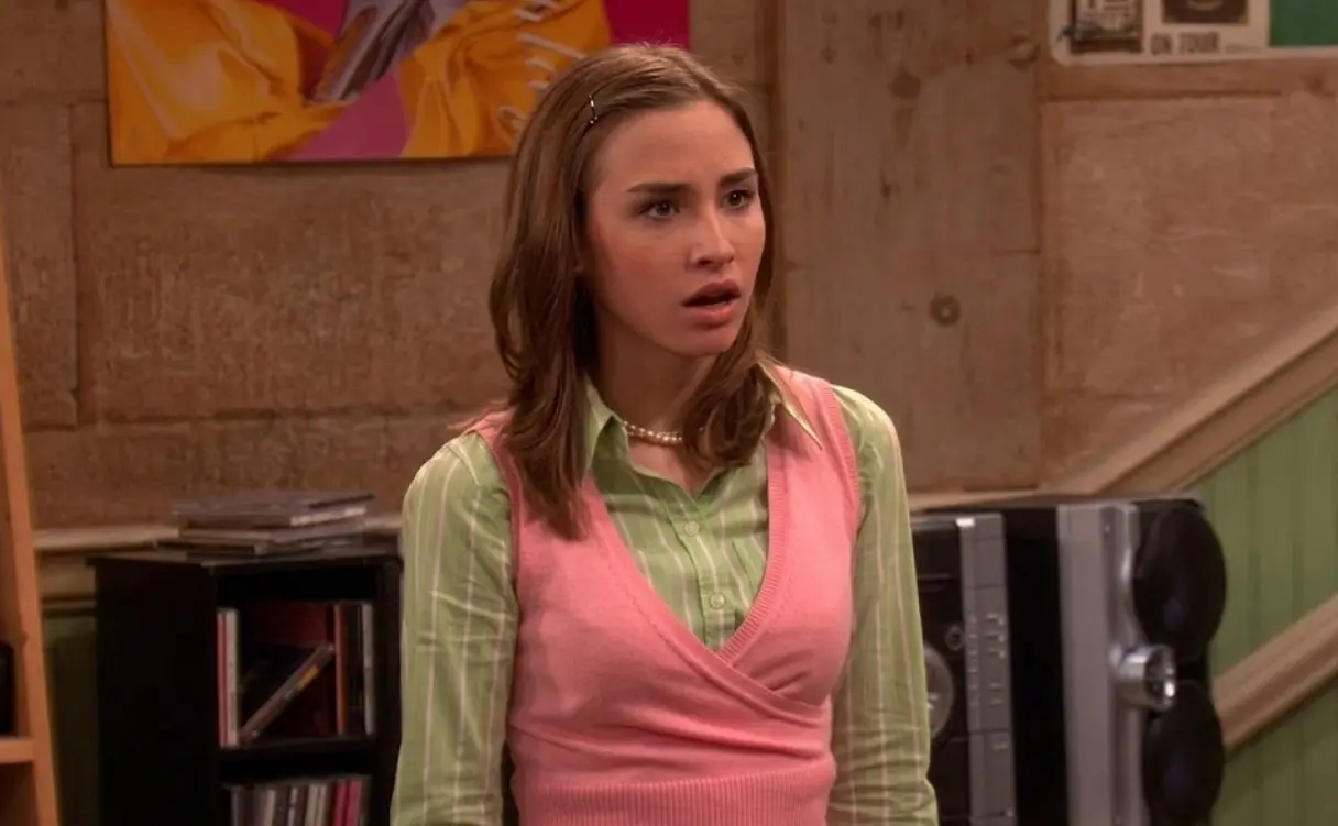 Su personaje era una estudiante inteligente y competitiva, que tenía una constante rivalidad académica con Josh, lo que generaba situaciones cómicas dentro de la historia.