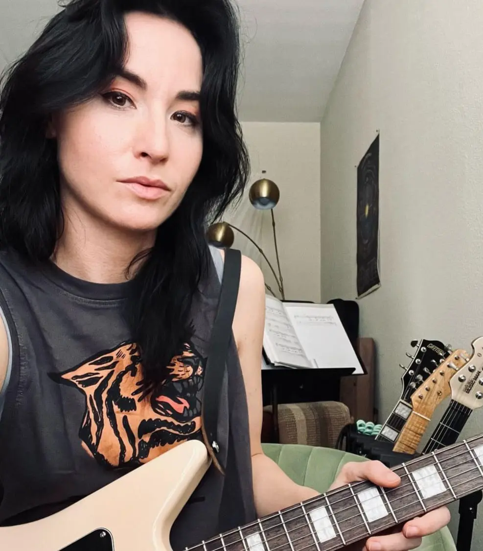 Este proyecto representó una etapa clave en su trayectoria, ya que le permitió desarrollar un personaje más complejo dentro de una serie con una narrativa más madura y orientada a un público amplio.