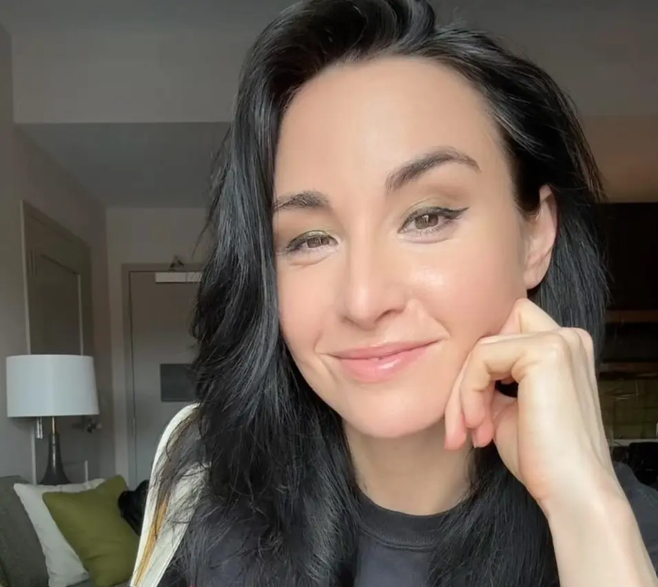 Allison Glenn Scagliotti-Smith nació el 21 de septiembre de 1990 en Monterey, California, en un entorno familiar que apoyó desde temprano sus intereses artísticos.