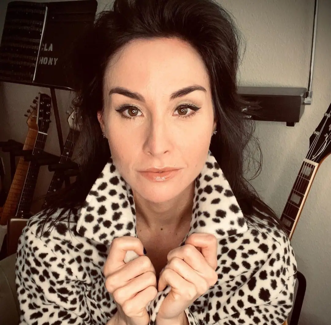 Se ha desarrollado como cantante y bajista dentro de la banda 'La Femme Pendu', un proyecto musical independiente con una propuesta estética y sonora poco convencional.