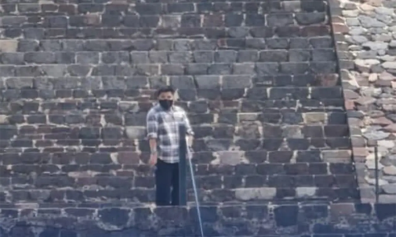  
Un mensaje viral atribuido al tirador de Teotihuacán revela cómo habría anticipado el ataque y su intención de replicar Columbine.
 