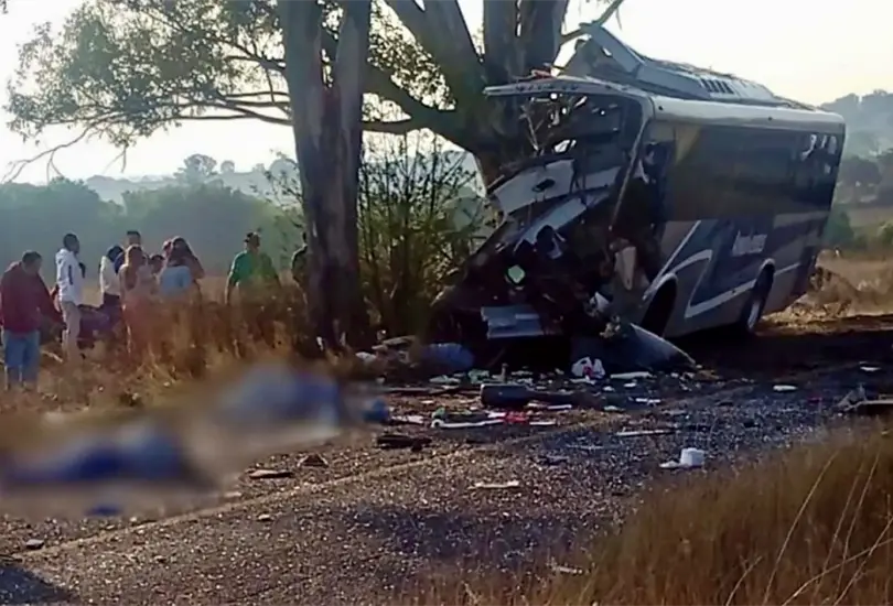 Autob&uacute;s se estrella contra un &aacute;rbol: deja 9 muertos y 14 heridos en Quer&eacute;taro
