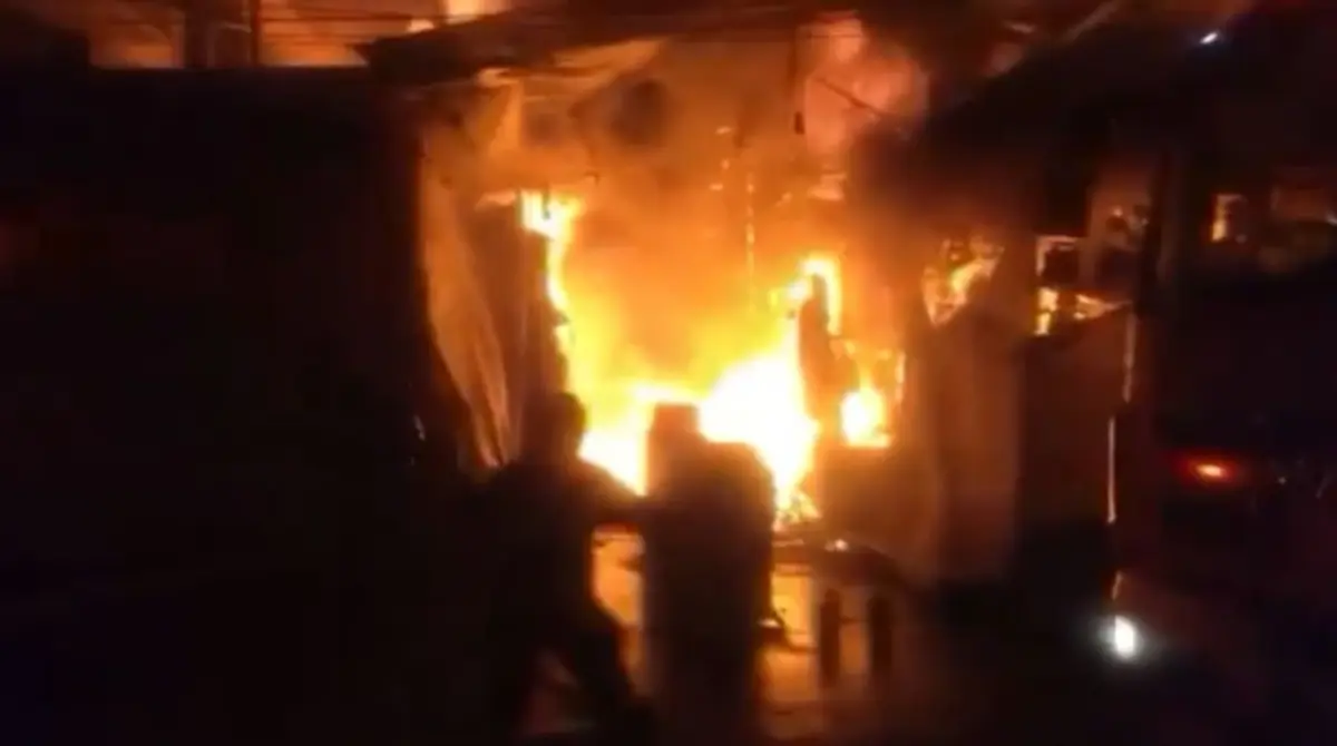  Bomberos y cuerpos de emergencia trabajan para sofocar el fuerte incendio en el Mercado de Sonora. 