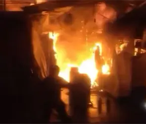 Emergencia en el Mercado de Sonora: fuerte incendio consume puestos y provoca enorme columna de humo 