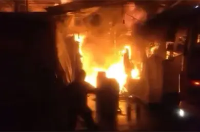 Emergencia en el Mercado de Sonora: fuerte incendio consume puestos y provoca enorme columna de humo 