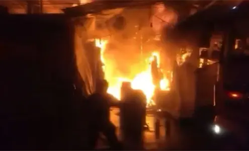 Emergencia en el Mercado de Sonora: fuerte incendio consume puestos y provoca enorme columna de humo 