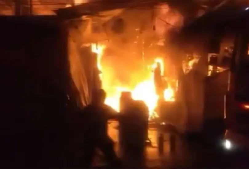 Bomberos y cuerpos de emergencia trabajan para sofocar el fuerte incendio en el Mercado de Sonora.