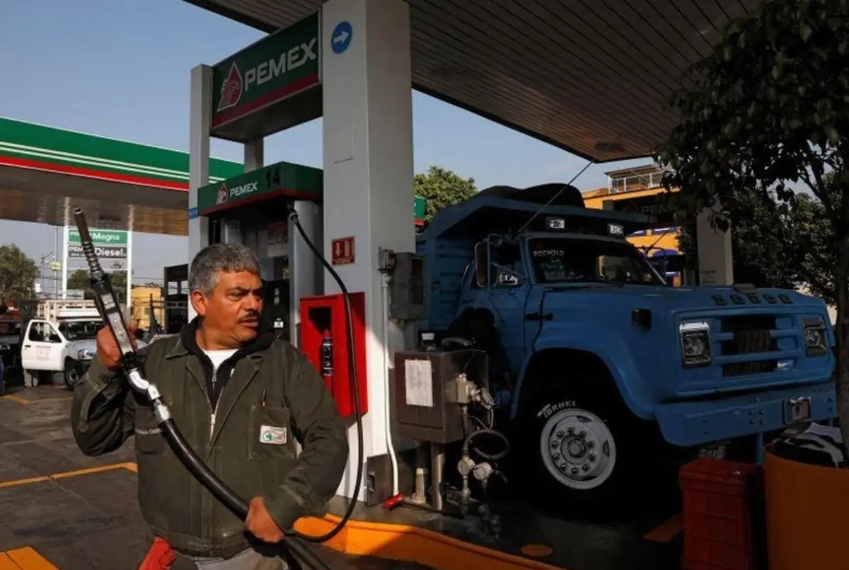  Claudia Sheinbaum pactó con gasolineros un precio máximo de 28 pesos por litro de diésel. 