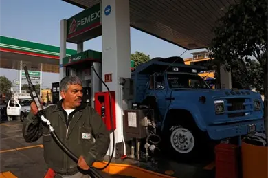 Sheinbaum y gasolineros fijan precio del di&eacute;sel en 28 pesos por litro