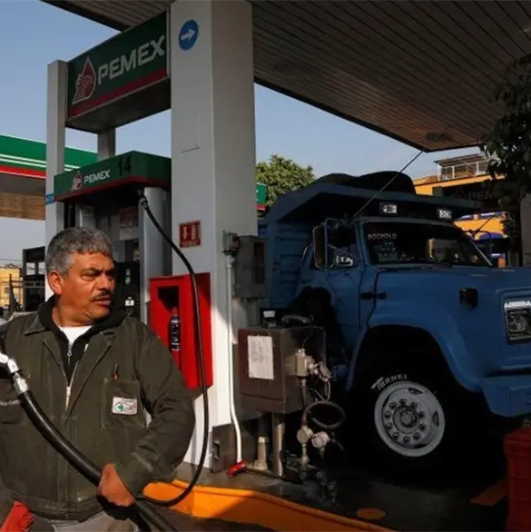 Sheinbaum y gasolineros fijan precio del di&eacute;sel en 28 pesos por litro