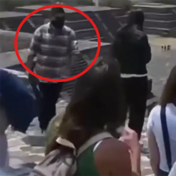 Turista difunde nuevo video de Julio C&eacute;sar cuando llega a la Pir&aacute;mide de la Luna y comienza a disparar