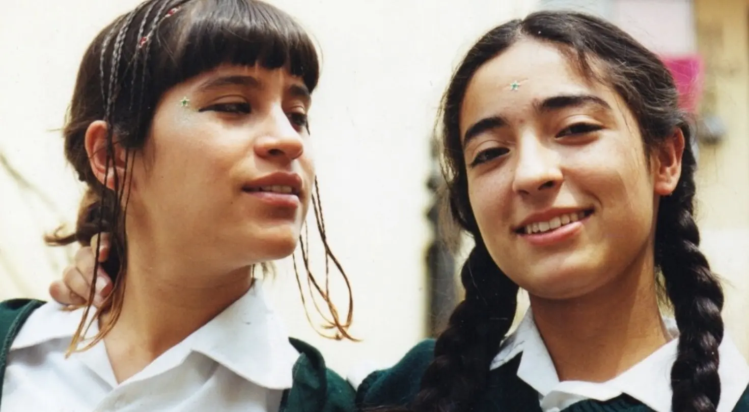 Estrenada en 2001 y dirigida por Maryse Sistach, la cinta narraba la historia de Yessica (Ximena Ayala) y Miriam (Nancy Gutiérrez), dos estudiantes de una secundaria pública, provenientes de familias disfuncionales, que entablan una amistad.