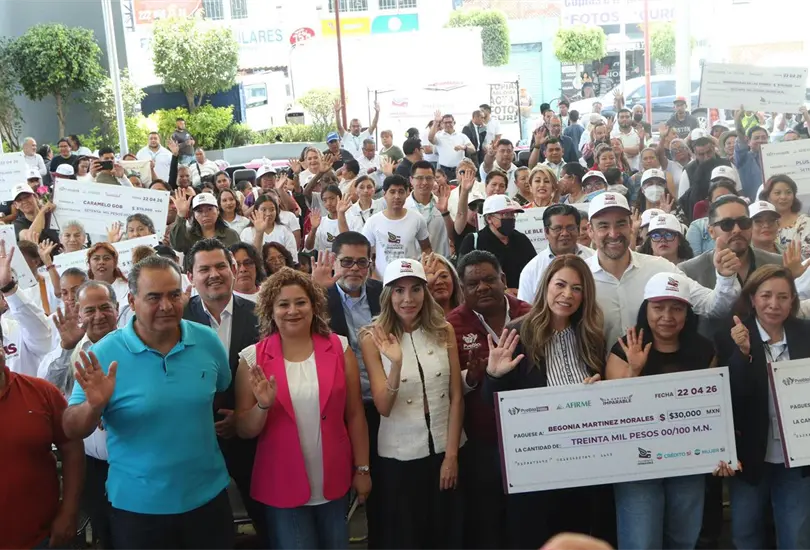 Entrega de cheques a emprendedores.