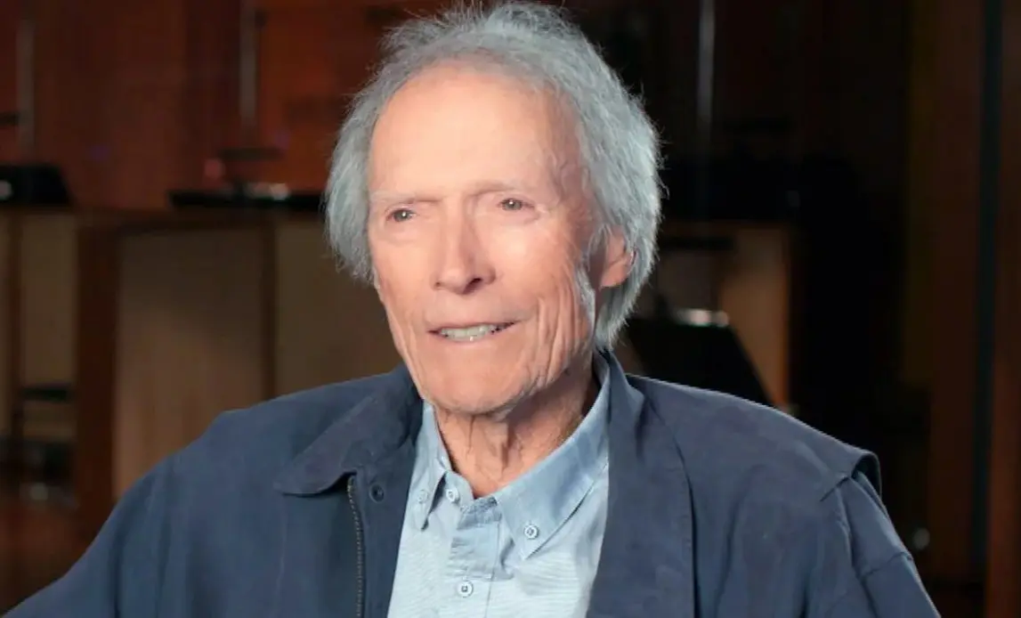 Pocos nombres pesan tanto en Hollywood como Clint Eastwood. Primero fue símbolo del western y del antihéroe con los filmes de Sergio Leone y 'Harry el sucio'; después se reinventó como uno de los directores más respetados del cine estadounidense. Obras como 'Sin perdón', 'Million Dollar Baby' y 'Gran Torino' son parte de su legado en el cine.