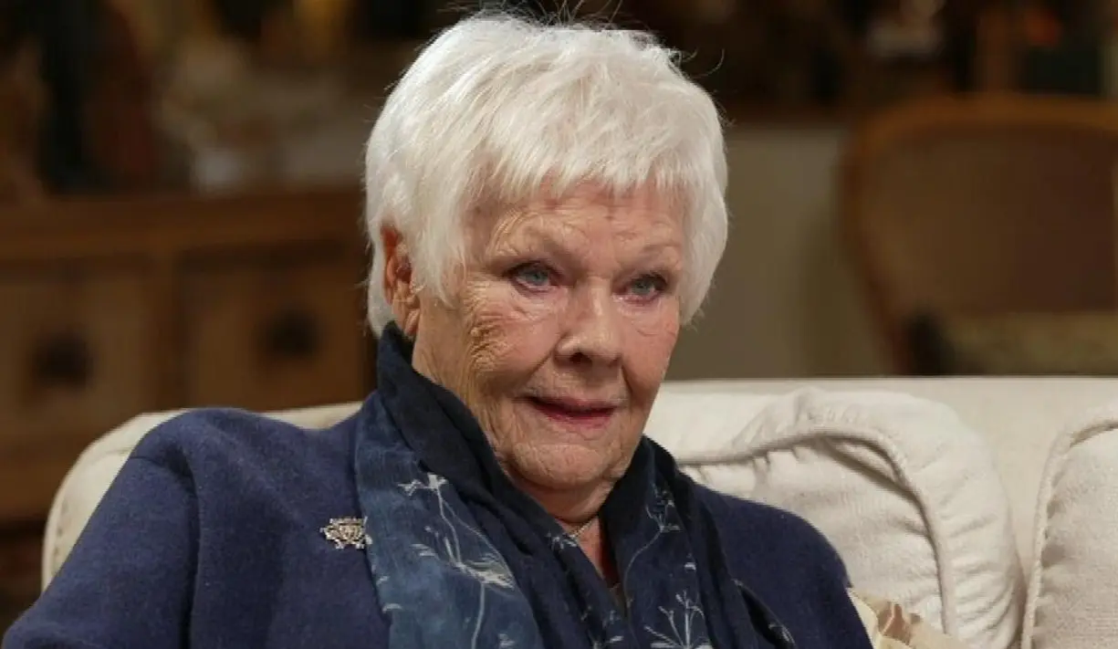 Considerada una de las mejores actrices vivas, Judi Dench ha brillado en teatro, cine. Ganó el Oscar por 'Shakespeare apasionado' y fue una memorable M en la saga de James Bond, convirtiéndose en un referente para nuevas generaciones de actores.