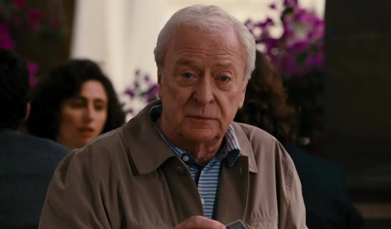 Con una filmografía que va del cine británico de los años 60 a grandes producciones modernas como 'The Dark Knight' e 'Interstellar', Michael Caine es uno de los actores más versátiles de su generación. Ha sabido reinventarse una y otra vez, trabajando tanto en dramas de autor como en éxitos comerciales. Su estilo y su inconfundible voz lo volvieron una referencia del cine.