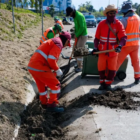 Limpian cunetas en Bulevar Atlixc&aacute;yotl para evitar inundaciones: &iquest;c&oacute;mo prevenir riesgos?