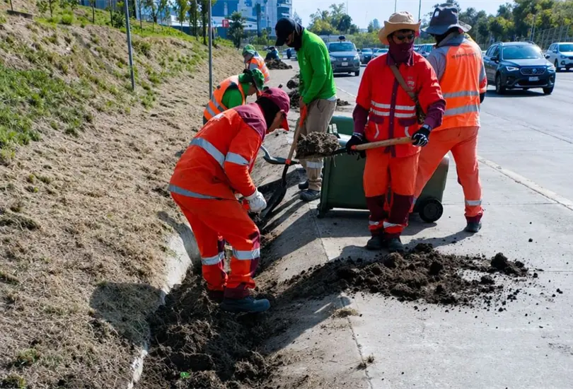 Limpian cunetas en Bulevar Atlixc&aacute;yotl para evitar inundaciones: &iquest;c&oacute;mo prevenir riesgos?