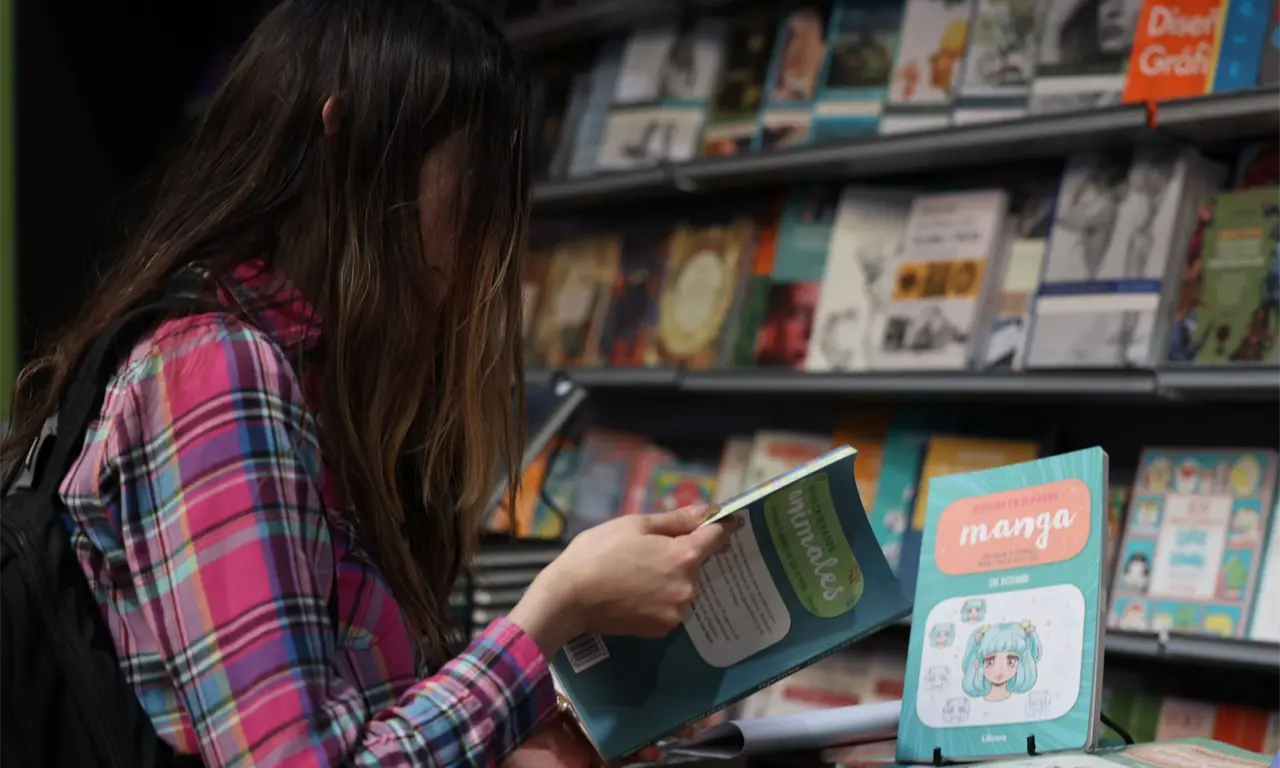  Solo necesitas llevar libros que ya hayas leído y que estén en buen estado para poder intercambiarlos por nuevos títulos. 