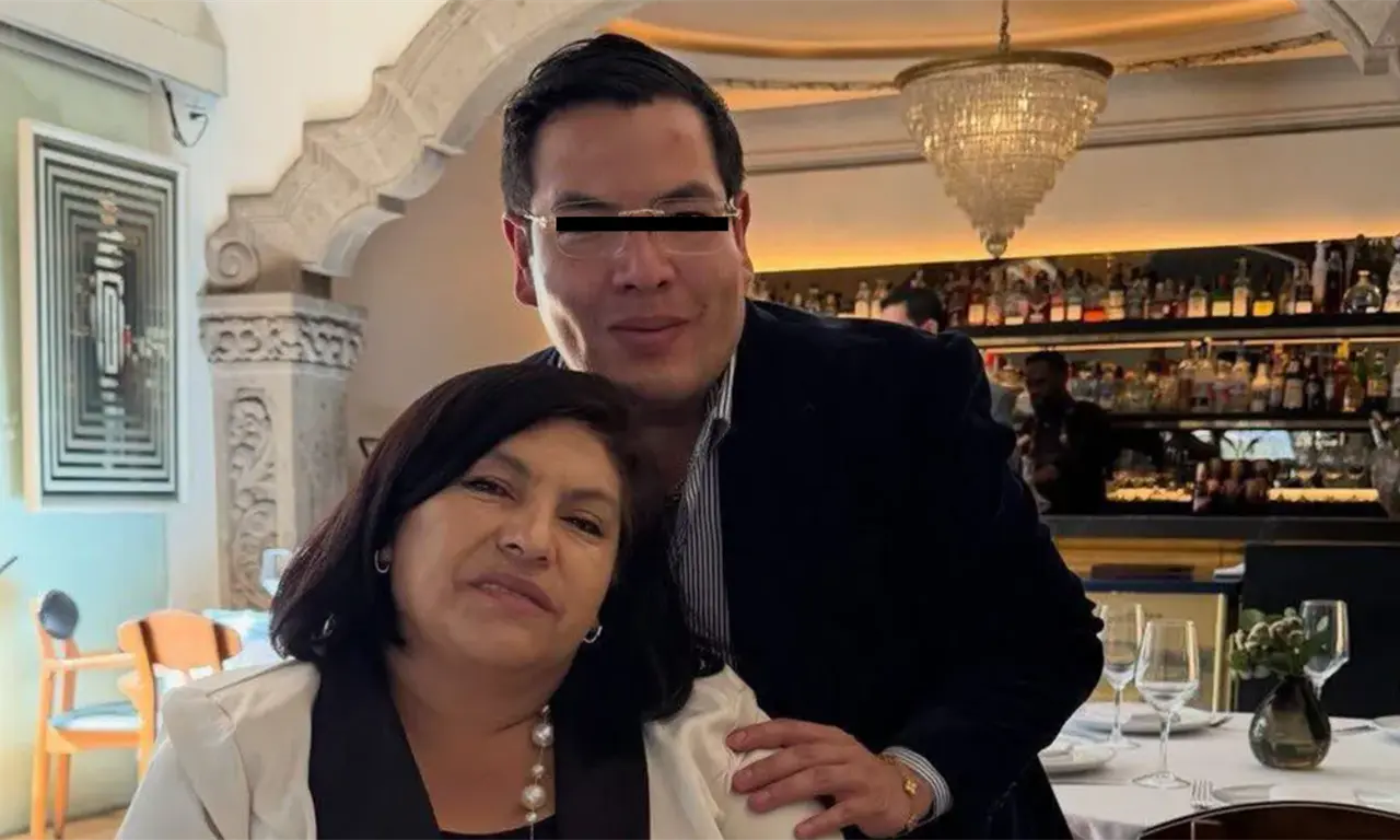  La regidora Diana Enriqueta Ávila Pérez y su hijo. 