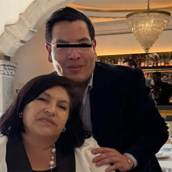 Exhiben a hijo de regidora presumiendo armas exclusivas del Ej&eacute;rcito