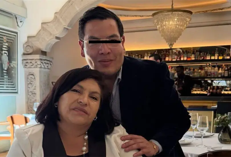 La regidora Diana Enriqueta Ávila Pérez y su hijo.