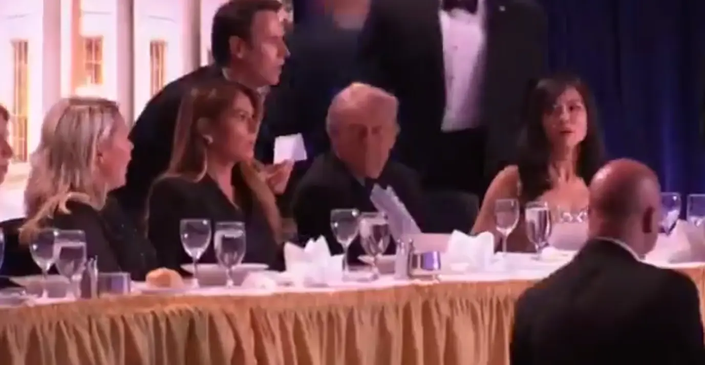  Momento exacto en que evacúan a Trump en cena de la Casa Blanca. 