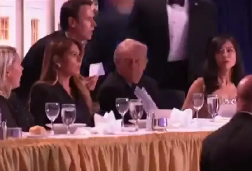 Momento exacto en que evac&uacute;an a Trump en cena de la Casa Blanca.