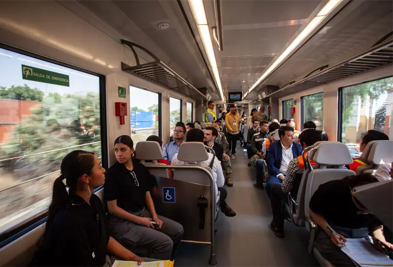 El tiempo estimado de traslado es de aproximadamente 45 minutos, lo que representa una alternativa competitiva frente a otros medios de transporte que conectan con el aeropuerto.