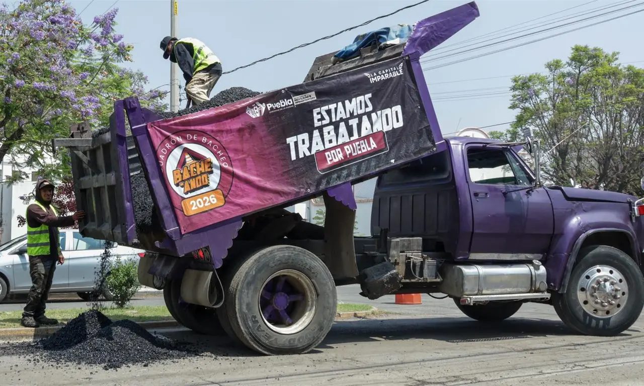  Avanza programa de bacheo en Puebla. 