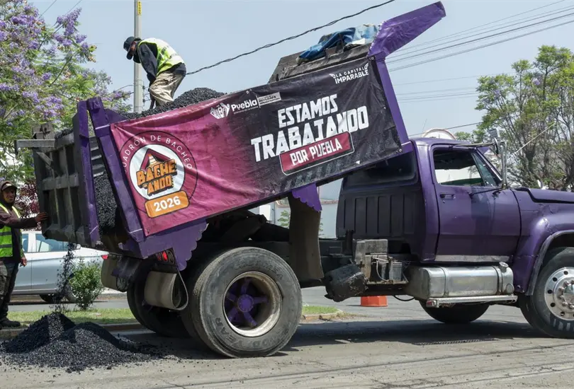 Avanza programa de bacheo en Puebla.