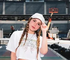 Qued&oacute; con las piernas prensadas: Muere trabajador durante montaje del escenario de Shakira