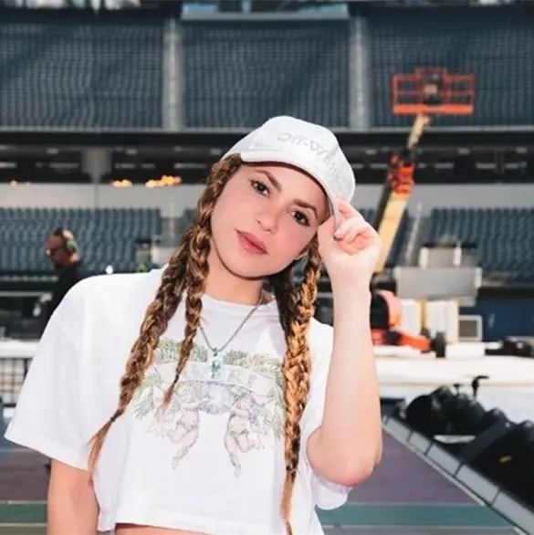 Qued&oacute; con las piernas prensadas: Muere trabajador durante montaje del escenario de Shakira