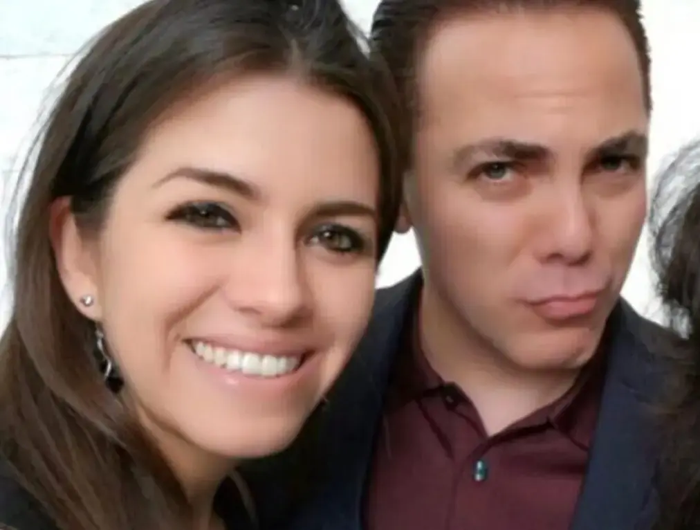 Uno de los episodios más insólitos de su vida amorosa ocurrió en 2017, cuando se casó con la violinista Carol Urban. El matrimonio apenas duró 28 días y terminó poco después de la luna de miel, convirtiéndose en una de las bodas más fugaces del espectáculo mexicano.