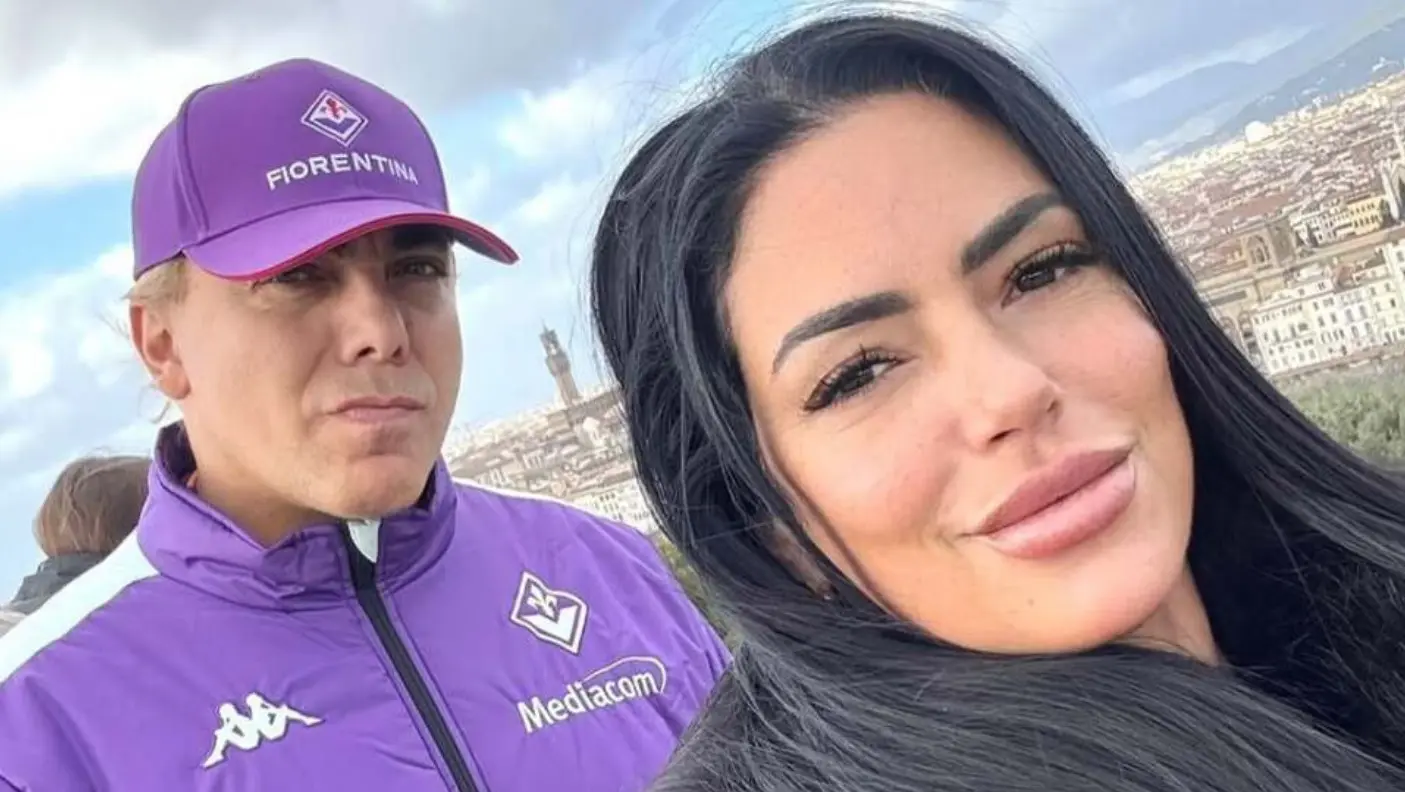 A finales de 2023 comenzó su mediática relación con la empresaria argentina Mariela Sánchez. Su romance estuvo lleno de reconciliaciones, rupturas y hasta planes de boda. Aunque llegaron a comprometerse, finalmente cancelaron la boda y terminaron su relación a finales de 2025.<br>