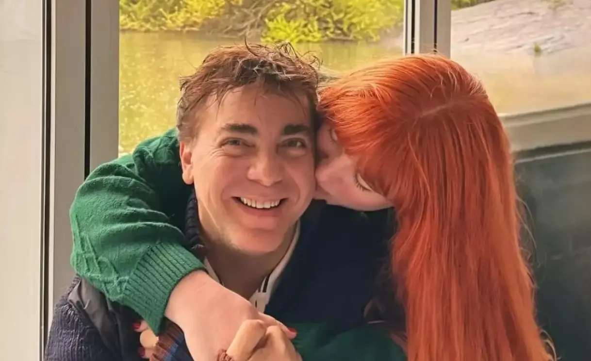 Cuando parecía que Cristian se tomaría una pausa en el amor, este 2026 inició una nueva relación con Victoria Kühne, una empresaria, productora y cantante regiomontana. Fue ella quien confirmó públicamente el romance, despertando gran interés.