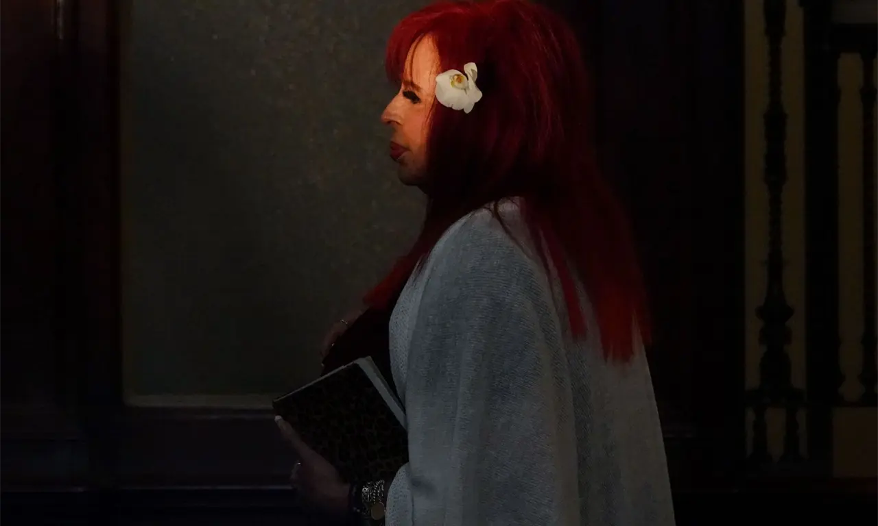  Layda Sansores aseguró que no tienen para pagar la luz. 