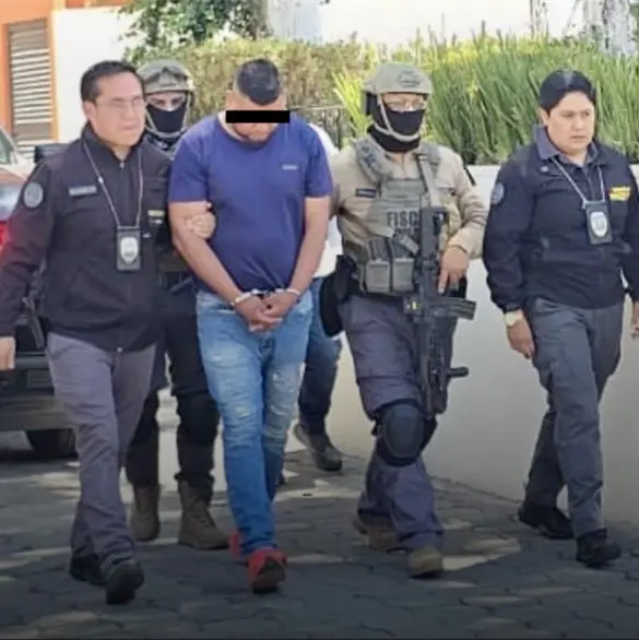 Detienen a subdirector de Polic&iacute;a en Xalatlaco tras difundirse video de agresi&oacute;n contra su esposa
