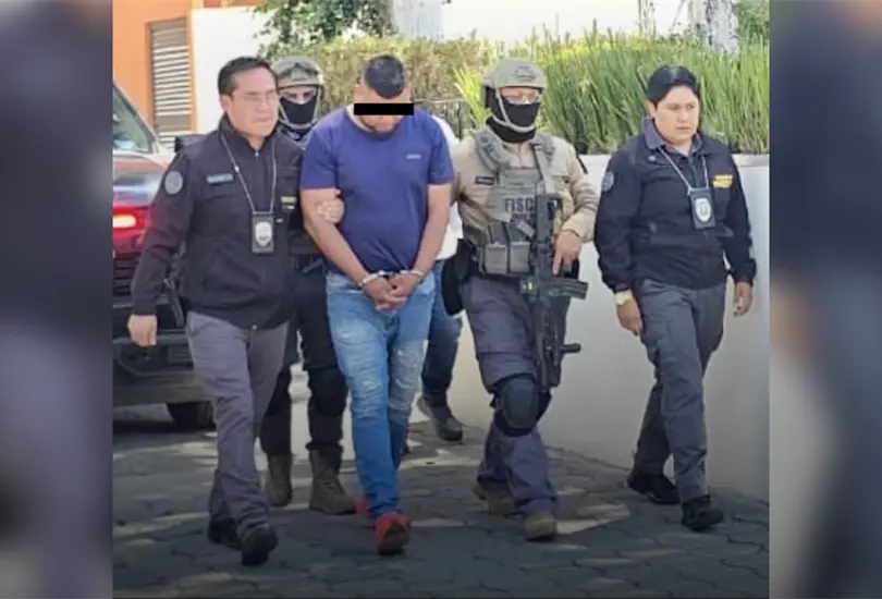 Detienen a subdirector de Polic&iacute;a en Xalatlaco tras difundirse video de agresi&oacute;n contra su esposa