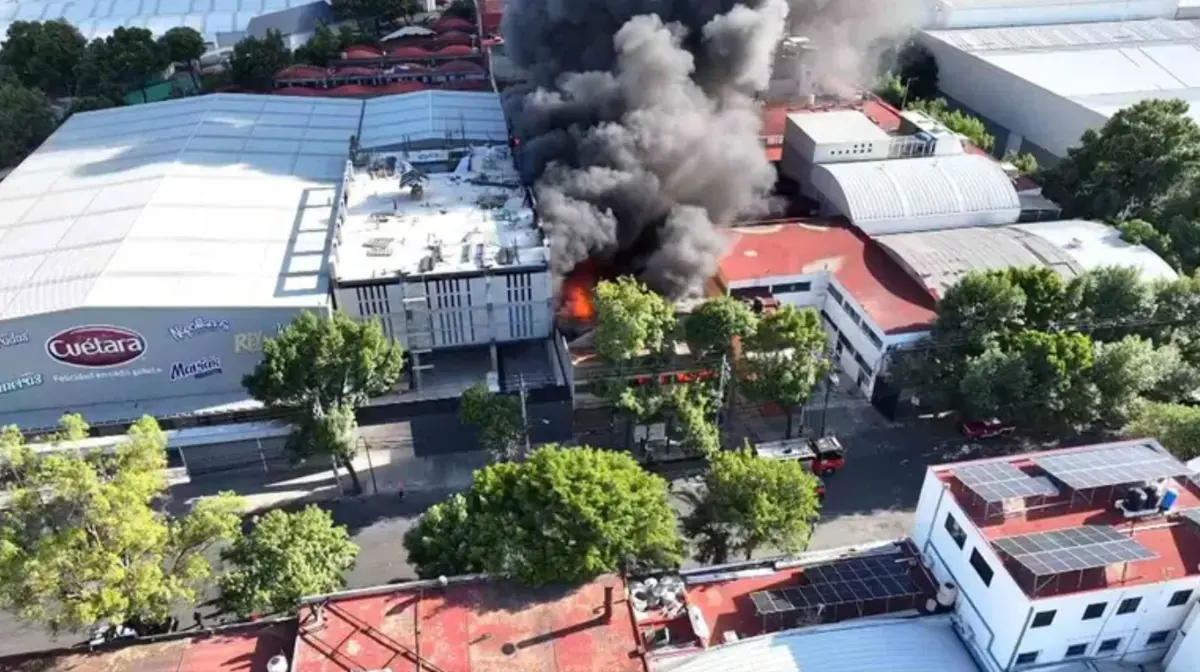  Incendio de gran magnitud en una fábrica de telas en Azcapotzalco provocó evacuaciones y una intensa movilización de cuerpos de emergencia. 