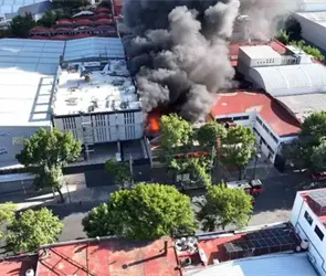Fuerte incendio en Azcapotzalco consume f&aacute;brica de telas y genera enorme columna de humo