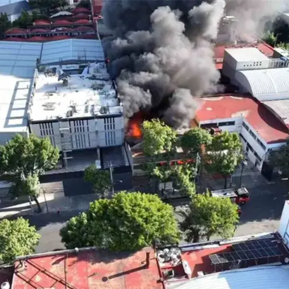 Fuerte incendio en Azcapotzalco consume f&aacute;brica de telas y genera enorme columna de humo