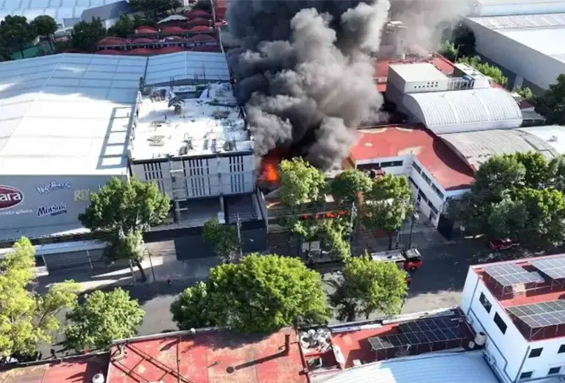 Incendio de gran magnitud en una f&aacute;brica de telas en Azcapotzalco provoc&oacute; evacuaciones y una intensa movilizaci&oacute;n de cuerpos de emergencia.