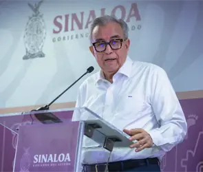 Rocha Moya descarta pedir licencia y enfrentar&aacute; acusaciones desde el cargo