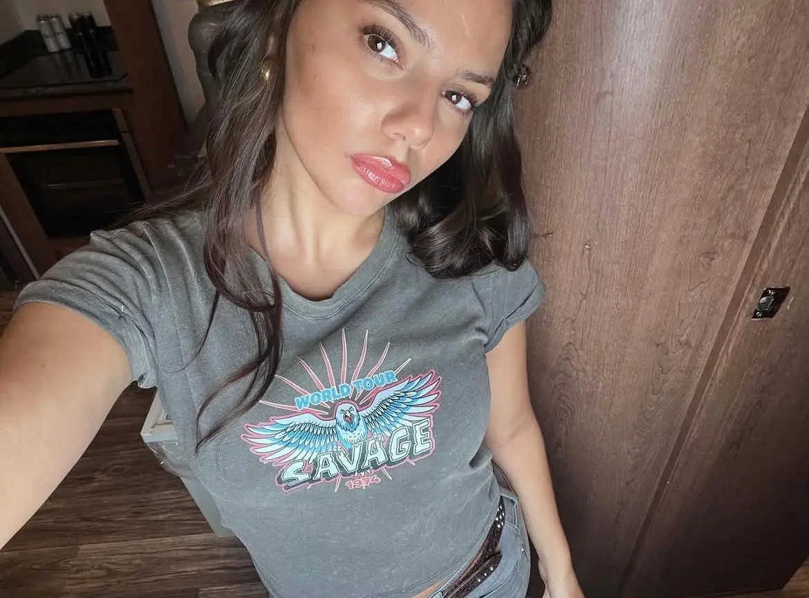Se mantiene en contacto con sus fans por Instagram, donde cuenta con 1.7 millones de seguidores.